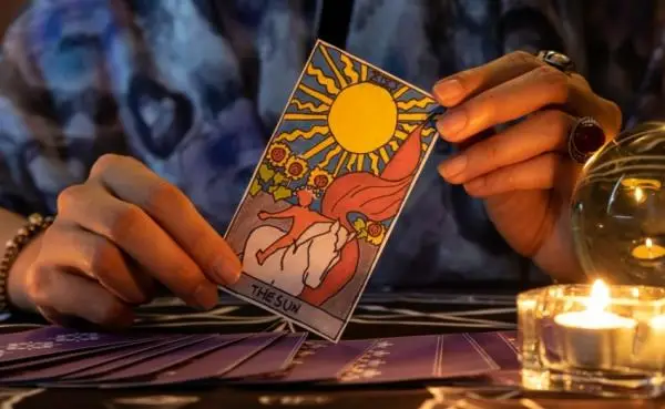 Tarot là gì? Xem bói bài tarot có đúng không?