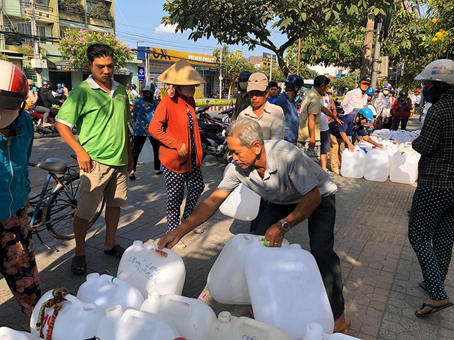 Bà con xếp hàng lấy nước vì nước máy nhiễm mặn